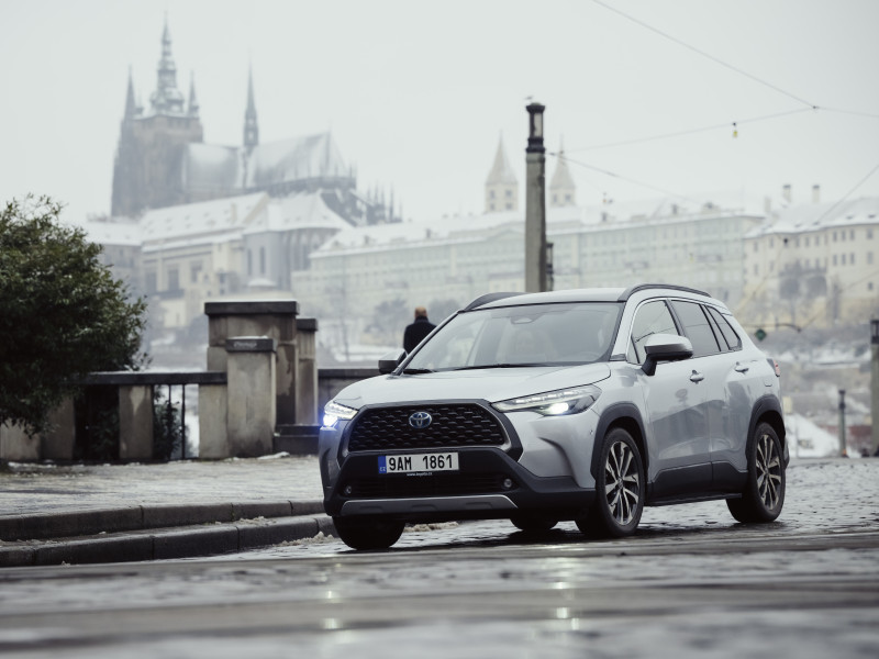 Hybridy výhodněji: Ke státní podpoře nabízí Toyota i vlastní hybridní dotace