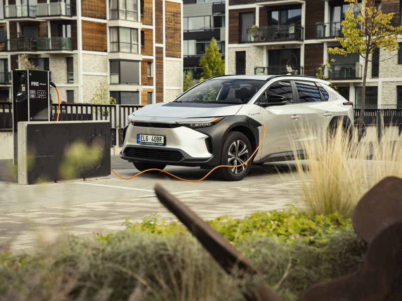 Toyota vyvíjí baterie s dojezdem až 1200 kilometrů